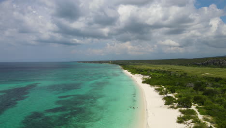 Vista-Panorámica-Del-Hermoso-Paisaje-Tropical,-Playa-De-Arena-Y-Coral-En-El-Agua-Del-Mar-Caribeño