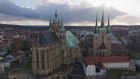 Eine-Absteigende-Filmische-Aufnahme-Mit-Blick-Auf-Den-Erfurter-Dom-Und-Den-Domplatz-In-Der-Deutschen-Stadt-Erfurt-Im-Bundesland-Thüringen