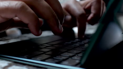 Erwachsene-Südasiatische-Hände-Beim-Tippen-Auf-Der-Tastatur-Eines-Digitalen-Tablets