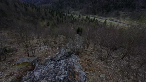 FPV-Drohnenansicht-Beim-Abstieg-über-Die-Felsige-Oberfläche-Eines-Wasserstroms-Im-Val-Di-Mello-In-Norditalien