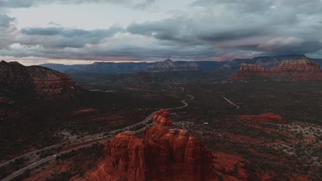 Pullback-über-Bell-Rock-Butte-In-Der-Nähe-Des-Dorfes-Oak-Creek-In-Sedona,-Arizona,-USA