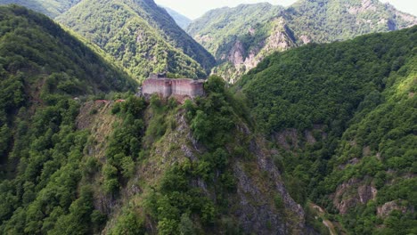 Ruinen-Der-Zitadelle-Von-Poenari-Auf-Einem-Berggipfel-An-Einem-Nebligen-Morgen,-Historisch-Und-Geheimnisvoll,-Luftaufnahme