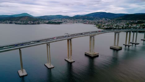 Parallaxen-Luftaufnahme-Einer-Brücke-Mit-Stadtbild-Im-Hintergrund