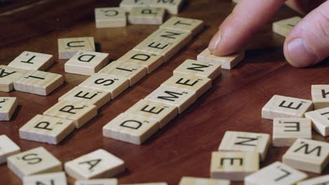 Primer-Plano-De-Enfoque-Estrecho:-Palabras-Presidente-Y-Demencia-En-Fichas-De-Scrabble