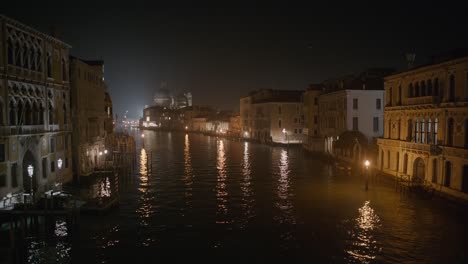 Canal-Veneciano-Por-El-Resplandor-De-La-Luz-Nocturna,-Italia