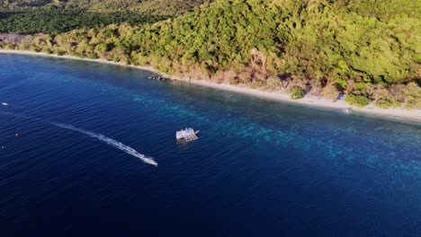 Entfernte-Drohnenaufnahmen-Eines-Kleinen-Bambusdorfs-Mit-Einem-Boot-In-Der-Nähe-Von-Palawan-Auf-Den-Philippinen