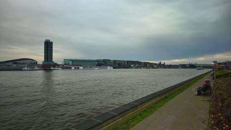 Timelapse-Del-Horizonte-De-Amsterdam-Junto-Al-Río-Ij-Visto-Desde-El-Norte