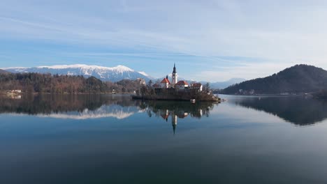 Kirche-Von-Bled-Am-Bleder-See-Mit-Alpen-Im-Hintergrund-In-Slowenien