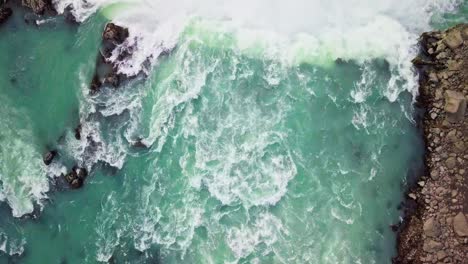 Türkisfarbener-Bach-Rauscht-Und-Stürzt-In-Einen-Wasserfall-In-Island