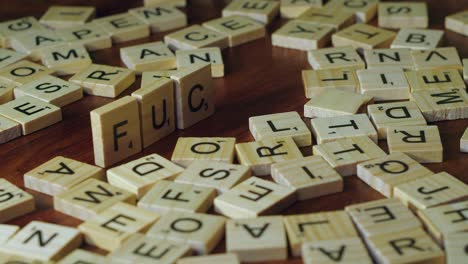 Nahaufnahme,-Enger-Fokus,-Wort:-Scrabble-Buchstabensteine-Bilden-Wort-„fuck“