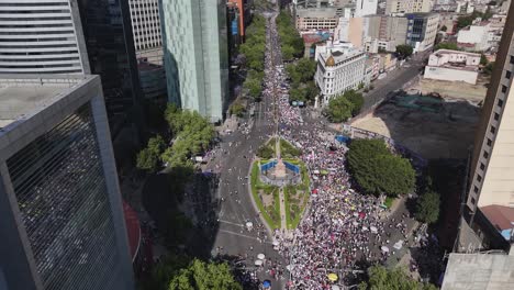 Imágenes-De-Drones-Brindan-Una-Perspectiva-única-De-La-Marcha-Del-Día-De-La-Mujer-En-La-Avenida-Reforma