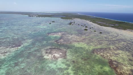 Luftabstieg-über-Das-Feuchtgebiet-Los-Roques-Mit-Türkisfarbenem-Wasser-Und-Mangrovenwäldern