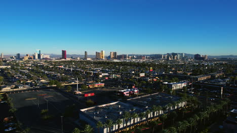 Las-Vegas-Usa,-Drone-Del-Tráfico-Nocturno-En-La-Avenida-Sahara-Con-Edificios-Stip-En-El-Horizonte