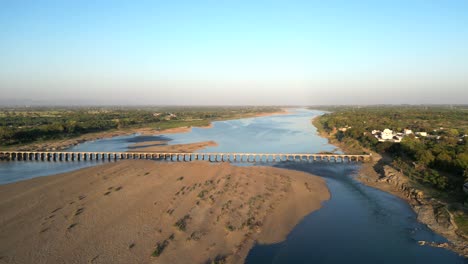 Drohne-Bewegt-Sich-Von-Rechts-Nach-Links-Auf-Dem-Fluss-Narmada-In-Madhya-Pradesh