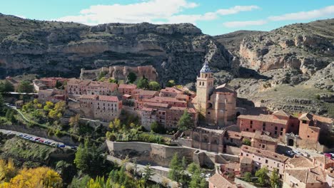 Dorf-Und-Kathedrale-Albarracin-In-Teruel,-Aragon,-Spanien---Luftbild-4k