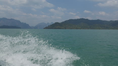 Un-Barco-Rápido-Navegando-Por-El-Mar-De-Koh-Phi-Phi,-Tailandia