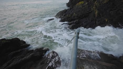 Marea-Alta-Estrellándose-Contra-Las-Rocas-Y-La-Escalera