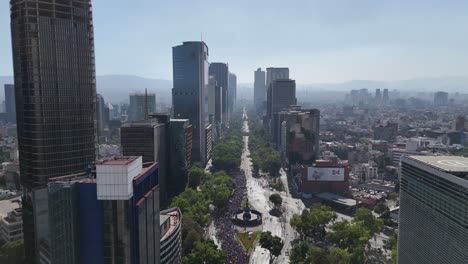 Imágenes-De-Drones-Brindan-Una-Perspectiva-única-De-La-Marcha-Del-Día-De-La-Mujer-En-La-Avenida-Reforma