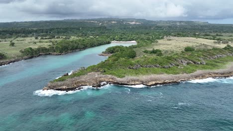 Luftaufnahme-Der-Felsigen-Bucht-Am-Playa-Caletón-In-Rio-San-Juan,-Dominikanische-Republik
