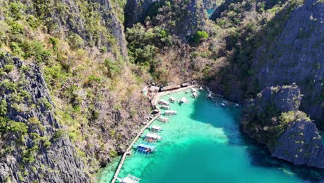 Drohnenaufnahmen-Von-Booten-Und-Klippen-In-Einer-Lagune-Auf-Der-Insel-Coron-Auf-Den-Philippinen
