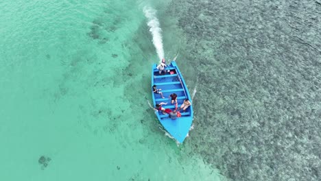 Boot-Mit-Touristen-An-Bord,-Abfahrt-Vom-Strand-Playa-Caleton-In-Der-Dominikanischen-Republik