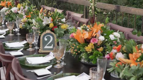 Mesa-De-Banquete-De-Boda-Con-Coloridos-Centros-Florales.