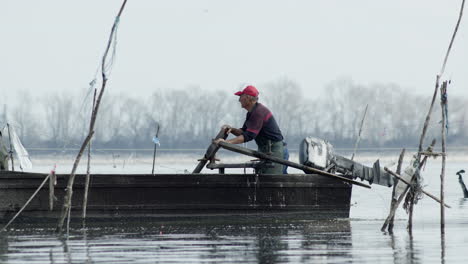 Pescador-En-Barco-Preparando-Redes-De-Pesca-Cámara-Lenta-Lago-Kerkini