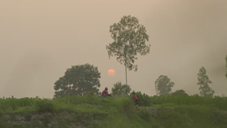 Dorfkind-Rennt-Bei-Sonnenuntergang-Auf-Mutter-Zu