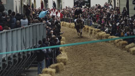 Su-Componidori-Reiten-Beim-Sartiglia-Fest-Und-Der-Parade,-Karneval-Von-Oristano,-Sardinien,-Italien,-Schneller-Reiter