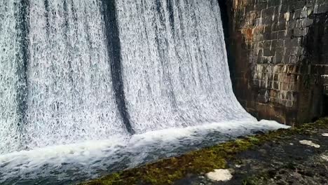 Cefni-Presa-De-Hormigón-Barrera-Puerta-Cámara-Lenta-Inclinar-Hacia-Arriba-El-Agua-Que-Brota-Del-Desbordamiento-Del-Depósito