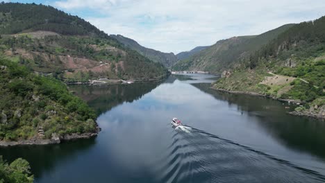 Barco-Navega-Por-El-Río-Cañón-Del-Sil-En-Ribeira-Sacra,-Galicia,-España---Antena-4k