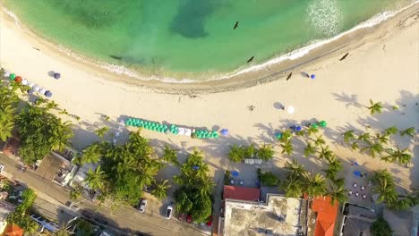 Eine-Drohnenaufnahme-Zeigt-Einige-Raubvögel,-Die-über-Dem-Strand-Von-Miami-Fliegen,-Der-In-Zentralgriechenland-Zwischen-Dem-Mittelmeer-Und-Dem-Ionischen-Meer-Liegt