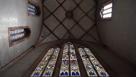 El-Interior-De-La-Iglesia-De-San-Martín-Es-Grandioso,-Con-Finas-Tallas-En-La-Cúpula-Y-Majestuosos-Vitrales-De-Colores.