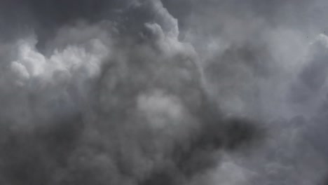 Nubes-De-Tormenta-Severa-En-El-Cielo-Oscuro