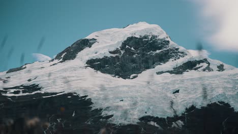 Montañas-De-Roca-Nevada-Reveladas-Cerca-Del-Glaciar-Perito-Moreno-En-El-Lago-Argentino,-África-Patagónica-Meridional