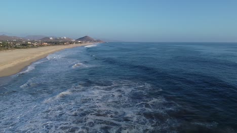 Wellen-Des-Pazifischen-Ozeans-Brechen-Gegen-Die-Küste-Mit-Langem-Weißen-Sandstrand-In-Mexiko