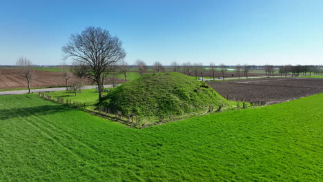 Luftaufnahme-Des-Tumulus-Von-Koninksem-An-Einem-Sonnigen-Tag,-Tongeren,-Belgien