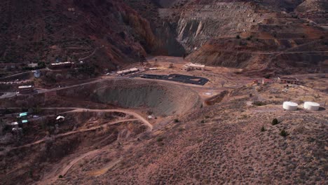 Vista-Aérea-De-La-Mina-De-Cobre-Abandonada-De-United-Verde-En-Jerome,-Arizona,-EE.UU.,-Disparo-De-Drone