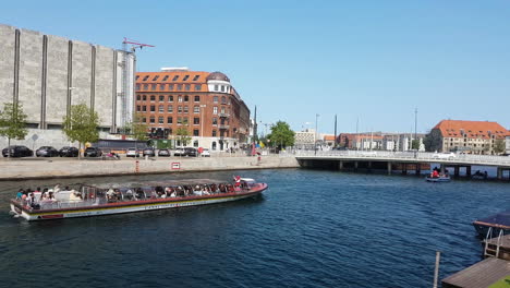 Barco-Turístico-Navegando-Por-El-Canal-De-Copenhague,-Dinamarca.