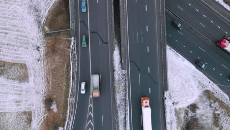 Belebte-Kreuzung-Voller-Autos