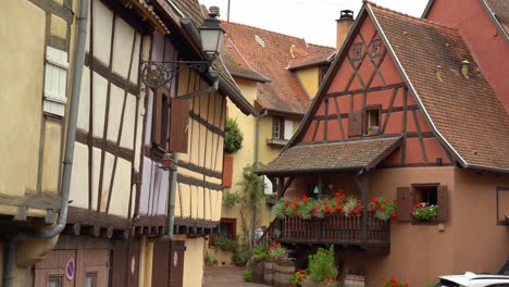 Eguisheim-No-Es-Muy-Grande-Y-El-Placer-Consiste-Precisamente-En-Pasear-Y-Maravillarse-Con-La-Belleza-De-Los-Descubrimientos-A-Cada-Paso.