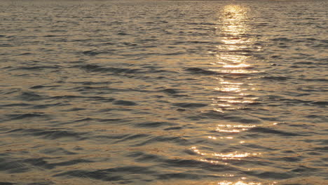 Sonnenuntergang-Auf-Koh-Phi-Phi-Mit-Sonnenreflexion-Auf-Dem-Ruhigen-Meer