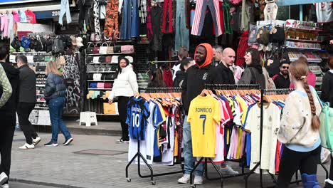 Holen-Sie-Sich-Ihre-Fußballtrikots-Hier-In-Der-Camden-High-Street,-London,-Großbritannien