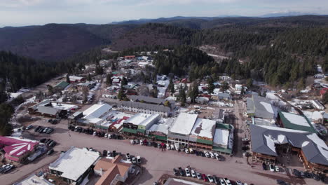 Aerial-drone-shot-of-Cloudcroft,-New-Mexico-Main-Street,-pull-back-and-tilt-up