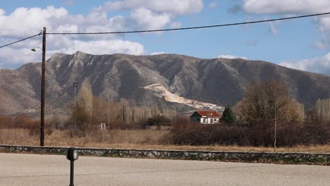 Sanfte-Stativbewegung-Nach-Rechts-Schwenken,-Blick-Auf-Die-Wüstenlandschaft-Und-Berge-Der-USA,-Privathäuser-Mit-Roten-Dächern,-Malerischer-Himmel,-Sonniges-Klares-Wetter,-4K-Video