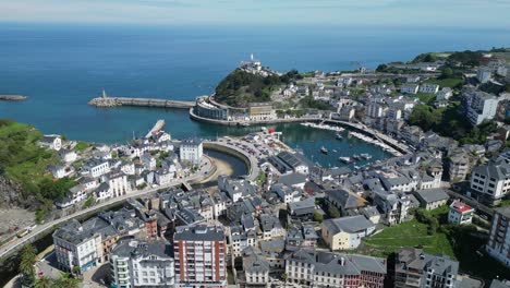 Pueblo-Pesquero-Y-Puerto-De-Luarca-En-Asturias,-España---Antena-4k