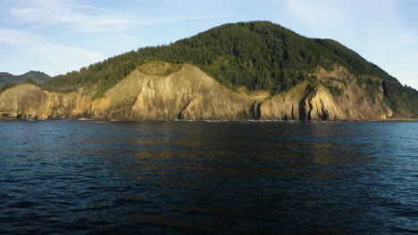 Vollständige-Aufnahme-Eines-Kleinen-Berggipfels-Entlang-Eines-Abgelegenen-Küstenabschnitts-Von-Oregon