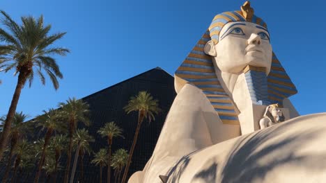 Hotel-Y-Casino-Luxor,-Las-Vegas,-NV,-EE.-UU.,-Edificio-Piramidal-Y-Réplica-De-La-Esfinge-En-Un-Día-Soleado