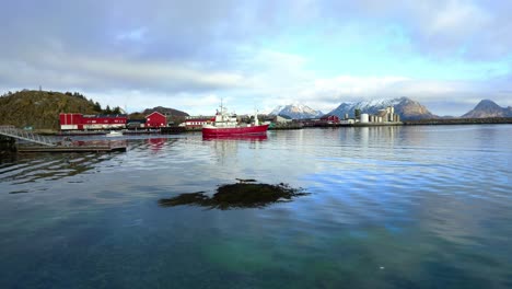 Das-Fischerboot-Verlässt-Den-Hafen-Und-Die-Bucht-Hinter-Dem-Wellenbrecher