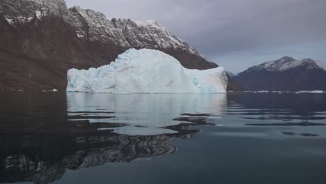 Eisberg-In-Der-Nordsee-Und-Im-Fjord-An-Der-Küste-Von-Spitzbergen-Norwegen-An-Einem-Sommertag